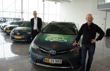 Ole Hansen fra Carlsberg glæder sig over de første fem Toyota Auris Touring Sports med hybridmotor, som er leveret af Toyota-forhandler Krogsgaard-Jensen A/S i Herlev.