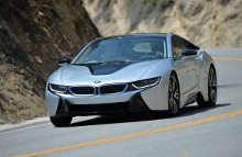 Prisen på BMW i8 er kr. 2.679.000, og de første kundeleveringer finder sted i juni måned.