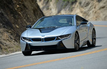 Prisen på BMW i8 er kr. 2.679.000, og de første kundeleveringer finder sted i juni måned.