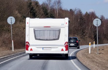 Langsomme campingvogne, der svinger ud for at overhale, er især til fare for bilister, som kommer bagfra med markant højere fart.