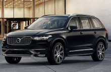 Nyd svensk luksus fra det øjeblik du åbner døren. Synk ned i et lædersæde, og nyd enkeltheden i den helt nye XC90’s kabine. 