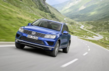 Faceliftet Touareg ruller ud med nyt design, flere sikkerheds- og assistentsystemer og en optimeret V6 TDI-motor med lavere forbrug.