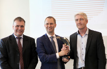 Direktør i AutoBranchen Danmark Jens Brendstrup (tv) overrakte prisen som Årets Importør til direktør i Renault Danmark Henrik Bang. 