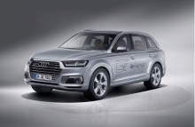 Audi Q7 e-tron 3.0 TDI quattro er prissat til kr. 1.432.000 og kan fås i Danmark til sommer.