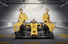 De sorte og gule farver leder tankerne hen på racerbanerne i historisk sammenhæng. Renaults første Formel 1 racer RS01 fra 1977 var også gul og sort.