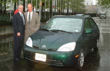 Charles Ing fra Toyota lykønskes med det store salg af hybridbiler af miljøforkæmperen Dennis Hayes. Hayes står bag Earth Day-arrangementet, der blev afholdt i FN's hovedkvarter i New York 22. april.