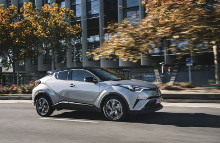 Kør videre I din brugte benzinsluger eller køb en ny hybridbil som Toyota C-HR Enter – udgiften er efter afgiftnedsættelsen næsten den samme, påpeger Autocom.dk. 