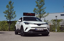Toyota C-HR viser vejen og tiden, når den kører forrest med ur og højtalere monteret på taget.