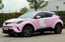 Hvis der blot kommer én kunde og prøvekører en Toyota C-HR hos hver Toyota-forretning hver dag, vil det betyde en donation til Støt Brysterne på omkring 150.000 kr.