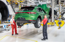 Den første kundebil i den nye udgave af Porsches bestseller ruller ud fra fabrikken.