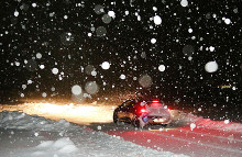 Snevejr og hård frost stiller krav til bilen, hvis den skal klare vinterferiens strabadser. Både bilens dæk og batteri skal være i orden. (Foto: FDM)