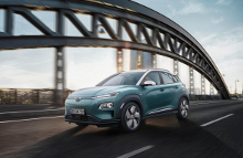 KONA electric, der for nylig blev kåret som årets tredjebedste, nye bil i Danmark, fås med to forskellige batteripakker, der begge leverer en lang rækkevidde.