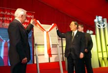 Premiereminister Leslek Miller og Toyotas direktør Fujio Cho med aftalen, der skaber 1.000 nye polske arbejdspladser.