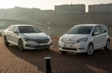 ŠKODAs første elbil og plug-in-hybridbil, CITIGOe iV og SUPERB iV, får danmarkspremiere i marts, og nu er de danske priser klar.