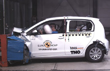 De populære trillinger VW Up, Seat Mii og Skoda Citigo falder fra fem til tre stjerner i ny Euro NCAP-test. Årsagen er bl.a., at bilernes nødbremse er sparet væk.