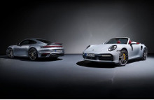 911 Turbo S Coupé fås i Danmark inklusive landespecifikt udstyr og inkl. moms fra 4.189.247 kr. og 911 Turbo S Cabriolet koster tilsvarende 4.456.225 kr.