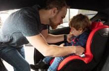  Korrekt montering i bilen og fastspænding af barnet er afgørende for sikkerheden i autostole. Heldigvis er stolene også på det punkt blevet bedre de senere år.