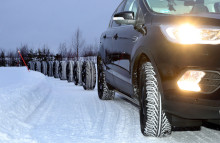 Nye vinterdæk står godt fast på både sne og is. For nogle dæk kniber det mere på tør og vej, viser FDMs store vinterdæktest. (Foto: FDM/ADAC)