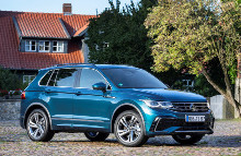 Den opdaterede Tiguan tilbydes i tre udstyrslinjer henholdsvis Life, Elegance og som her den sportslige R-Line. Den forventes introduceret i starten af 2021 og koster fra 779.995 kr.