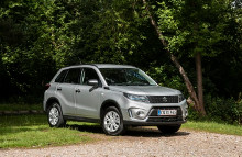 Suzuki Vitara og S-Cross med hybrid står klar hos de danske Suzukiforhandlere til priser fra 219.990 kr.