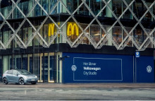 Volkswagen City Studio holder til i stueetagen i Industriens Hus ved Rådhuspladsen i København.
