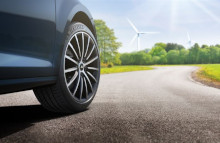 Beregninger viser, at en for tidlig udskiftning af dæk kan koste en bilejer, det der svarer til et ekstra, nyt dæk - om året.