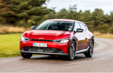 Den meget efterspurgte eldrevne Kia EV6 crossover er med i et stærkt finalefelt til titlen som Årets Bil i Danmark.