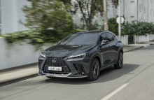 Det er især mærkets nye plug-in hybrid, Lexus NX 450h+, med en rækkevidde på ren el på op til 74 km, der står bag Lexus’ nye danske rekord.