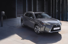 Den  nye Lexus UX 300e introduceres i Danmark i første halvdel af næste år, hvor både udstyrsudgaver og priser ligeledes vil blive offentliggjort.