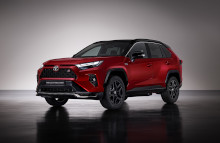 RAV4 GR SPORT udstyrsvarianten introduceres på det danske marked i starten af det nye år, hvor også flere informationer om udstyr og priser vil blive offentliggjort.