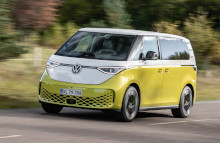 VW ID. Buzz er Årets Bil i Danmark 2023. Den retro-designede elbus vandt med én stemme. Det er fjerde år i træk, at prisen går til en elbil.