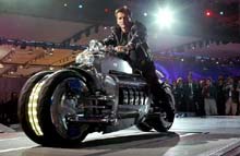 Dodge Tomahawk V10 8,3 gør motorcyklernes konge Boss Hoss V8 5,6 til en toer. Men Boss Hoss produceres og sælges faktisk på det åbne marked. Det har Tomahawken stadigt til gode.