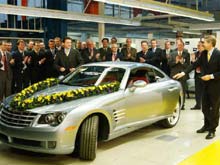 Chrysler-chefen Wolfgang Bernhard kørte selv den første Crossfire af samlebåndet.
