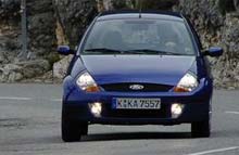 Den nye Ford Sportka bider sig godt fast i svingene.